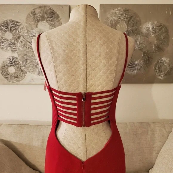 La Femme Caged Strappy-Back Gown size 6 in Red. - Picture 7 of 9